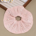 Dettaglio dell'elastico in raso rosa con perle bianche e trama metallica lucida - Grande / Rosa