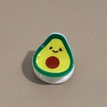 Makroaufnahme einer süßen Avocado Handyhalterung mit einem lachenden Cartoon Gesicht - Avocado