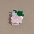 Détail d'une mini pince à cheveux raisin en acétate rose nacré et feuille verte - Raisins