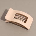 Détail macro de la pince à cheveux rectangulaire beige mat avec dents internes denses - Beige