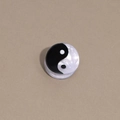 Dettaglio della pinza per capelli rotonda Yin Yang in acetato perlato di alta qualità - Yin e yang
