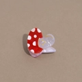 Détail d'une pince à cheveux champignon avec points rouges blancs et petit visage souriant - Champignon