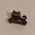 Dettaglio di un fermaglio per capelli a gatto in resina acetata rosso scuro - Borgogna