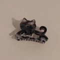 Dettaglio della molletta per capelli a gatto in acetato marmorizzato grigio con fiocco nero - Grigio