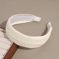 Detalle de diadema de punto blanco roto con textura de trenzas y forro antideslizante - Textura Lisa / Blanco Roto
