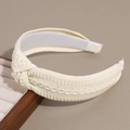 Primer plano detallado de diadema de punto crema con diseño de nudo ancho y tejido acanalado - Nudo Retorcido / Blanco Roto