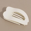Vista dettagliata del fermaglio per capelli crema con design a onde e finitura opaca - Bianco