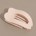 Dettaglio molletta per capelli rosa opaca con design curvo e intaglio a forma di cuore - Beige