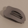 Macro di una pinza per capelli marrone opaca con design a cuore cavo e forma curva - Marrone