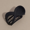 Détail d'une pince à cheveux noire mate en forme d'infini avec finition givrée élégante - Noir Mat