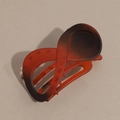 Vue détaillée d'une pince à cheveux en forme de huit avec dégradé rouge et orange - Dégradé Rouge Noir Mat