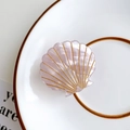 Pinza para el pelo de acetato rosa con forma de concha y elegantes líneas doradas - Púrpura de Ensueño
