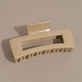 Détail de la pince à cheveux mate kaki avec design rectangulaire creux et ressort en métal - Khaki Foncé (Pince Carrée 10.5cm)