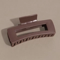 Gros plan sur la pince à cheveux rectangulaire marron foncé mat au design creux - Café (Pince Carrée 10.5cm)