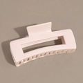 Vue détaillée de la grande pince à cheveux rectangulaire ajourée en fini rose poudré - Chair