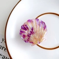 Scallop shell hair claw in purple and white marble acetate with golden ray lines - Violet