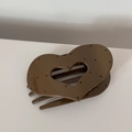 Detalle de una pinza para el pelo marrón en forma de corazón con lunares negros - Corazón Marrón