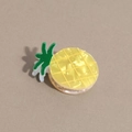 Vue détaillée d'une petite pince à cheveux ananas en acrylique jaune et vert vif - Ananas