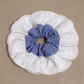 Primer plano de coletero de cuadros azules con borde de encaje bordado de flores - Cuadros Azules