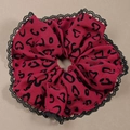 Primer plano de coletero rojo con corazones y borde de encaje floral negro suave - Rojo Capa Simple