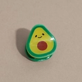 Détail d'une pince à cheveux avocat mignonne avec finition brillante et visage souriant - Avocat