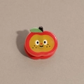 Détail d'une pince à cheveux pomme rouge avec visage de dessin animé 3D et feuille verte - Pomme