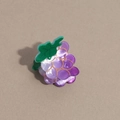 Detailaufnahme einer violetten Haarspange in Traubenform aus perlmuttfarbenem Acryl - Trauben