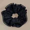 Detalle de coletero de organza negro con corazones y bordes de encaje fino - Negro Doble Capa