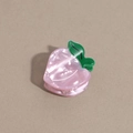 Detail eines rosa Pfirsich-Haarclips mit grünen Blättern und süßem Perlmutt-Effekt - Pfirsich
