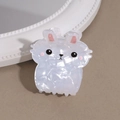 Gros plan d'une pince à cheveux lapin blanc mignon avec oreilles roses et fini perlé - Petit Lapin
