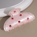 Détail de la pince à cheveux rose marbré avec coeurs en strass rouges et cristaux - Rose Cœur Strass
