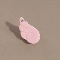Détail de la mini pince à cheveux aile rose avec finition laquée et un strass étincelant - Rose