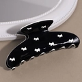 Vue détaillée d'une grande pince à cheveux noire brillante avec des motifs de chiens blancs - Snoopy Noir