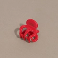 Dettaglio della molletta per capelli rossa lucida con la scritta dorata France Handmade - Rosso