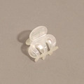 Dettaglio molletta per capelli in acetato bianco perlato con scritte dorate e finitura - Bianco Crema Iridescente