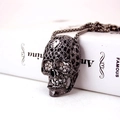 Collar con colgante de calavera gótica en negro metálico con cristales brillantes - Color gunmetal