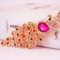 Portachiavi a pavone colorato con strass multicolori scintillanti su base in metallo dorato - Rosa Rossa
