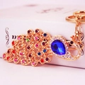 Portachiavi pavone con strass multicolori e un grande cristallo blu a goccia - Blu Profondo