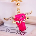Schicker Kuhkopf-Schlüsselanhänger in Pink mit weißen Strasssteinen und Goldring - Rosenrot
