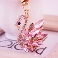 Portachiavi cigno in cristallo rosa e metallo oro rosa con dettagli in strass - Rosa