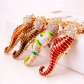 Set de porte-clés hippocampe avec strass brillants et finition en émail coloré - Couleur Aléatoire