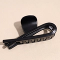 Dettaglio della molletta per capelli nera opaca con design a spirale incrociata - Nero opaco