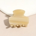 Dettaglio di una piccola molletta per capelli giallo crema in acetato marmorizzato - Cachi
