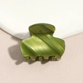 Dettaglio del fermaglio per capelli in acetato verde erba con texture seta e riflessi cat-eye - Verde