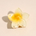 Gros plan d'une pince à cheveux fleur de 4cm jaune translucide avec détails de pétales - Lys / Jaune