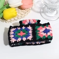 Detailansicht einer bunten handgemachten Häkel-Haarklammer mit Granny-Square-Häkelmustern - Schwarz Granny Square (10.5cm)