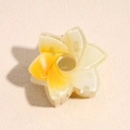Gros plan d'une pince à cheveux fleur de 4cm dégradé jaune en acétate élégant - Fleur Creuse / Jaune