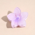 Gros plan sur une pince à cheveux fleur de 4 cm en acrylique translucide violet dégradé - Lys / Violet