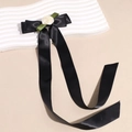 Elegante pinza para el pelo con cinta de raso negra y rosa de tela blanco roto - Negro