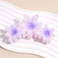 Dettaglio della molletta per capelli a fiori di frangipani viola sfumati - Viola